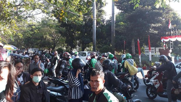 Ada Saja Alasan Tukang Ojek Ngetem di Trotoar Stasiun Palmerah