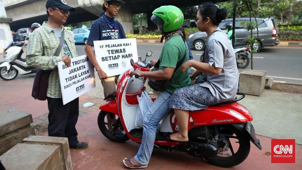 Menguntit Patroli Pejalan Kaki Sterilkan Trotoar Jakarta (EMB