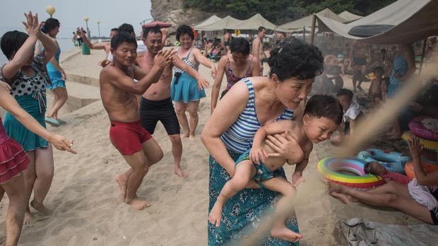 Kerang Bakat Bensin dan Karaoke, Menu Piknik di Korea Utara