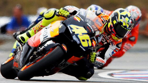 Valentino Rossis saat kali pertama meraih kemenangan sejak edisi MotoGP di Sirkuit Brno pada 2003 silam. (
