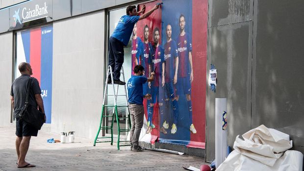 Tidak hanya di Camp Nou, namun gambar Neymar juga dihapus dari seluruh poster sponsor.