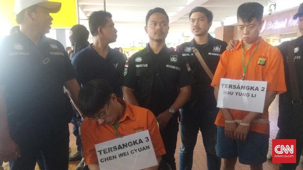 Rekonstruksi Kasus 1 ton Sabu, Polisi Hadirkan Tiga Tersangka