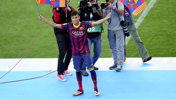 Neymar saat kali pertama diperkenalkan oleh Barcelona pada 2013. Ia akhirnya pergi ke PSG pada 2017. (