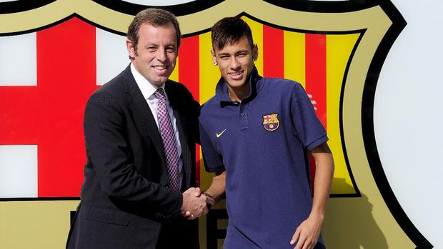 Neymar dibeli Barcelona dari Santos pada 2013.
