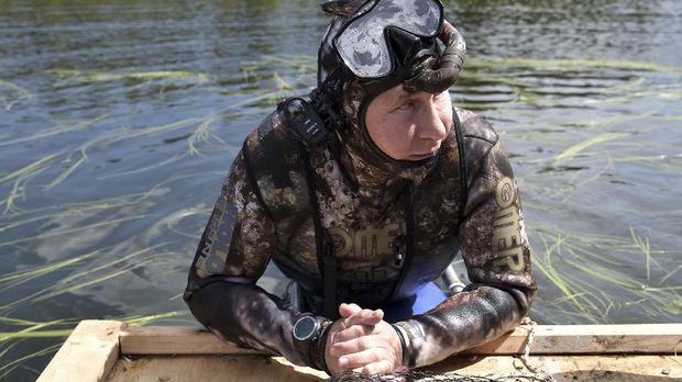 Vladimir Putin menikmati liburan di Danau Baikal, Siberia Utara, Rusia.