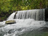 Air terjun ini memang tidak terlalu tinggi, namun cukup lebar. Bisa dibilang mirip Niagara tapi versi mini