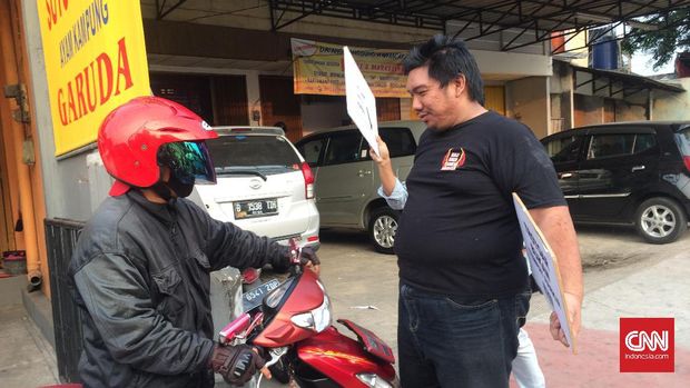 Menguntit Patroli Pejalan Kaki Sterilkan Trotoar Jakarta (EMB