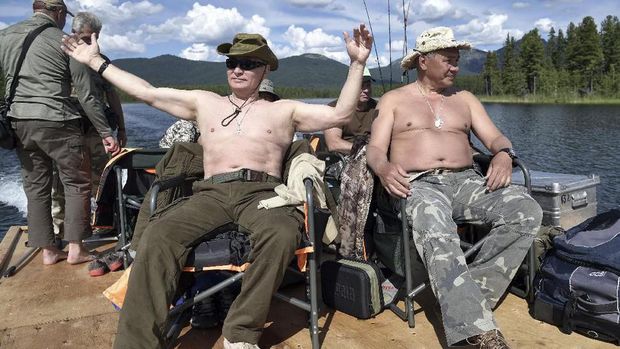 Valdimir Putin berjemur di Danau Baikal (AFP PHOTO / SPUTNIK / Alexey NIKOLSKY)