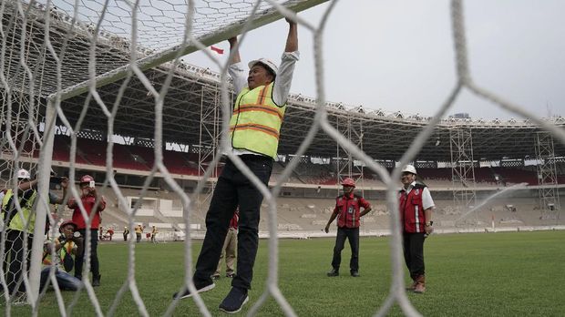Menpora RI Imam Nahrawi begitu antusias dengan perkembangan pesat renovasi SUGBK. (