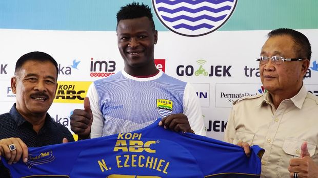 Ezechiel N'Douassel berpeluang menjalani debut bersama Persib saat melawan Arema.