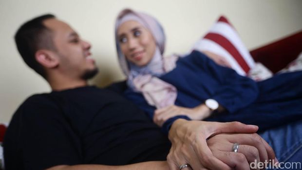 Ilustrasi bantuan suami saat istri alami depresi pasca melahirkan