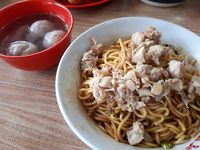 Mie Rica Kejaksaan: Huahh! Sedapnya Sengatan Mie Pedas <i>Topping</i> Bakso Udang Goreng