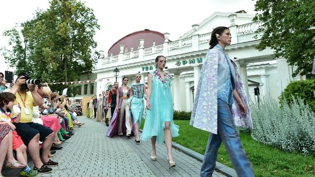 Tampil di Moskow, Ferry Sunarto Pamer Koleksi Kain Batik