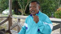 Mendaki Bukit dan Panjat Pohon Demi Sinyal