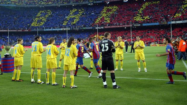Barcelona mendapat sambutan pagar penghormatan dari Villarreal pada 2005 silam. (