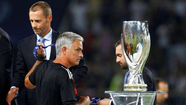 Jose Mourinho langsung melepas medali posisi kedua usai turun dari podium.
