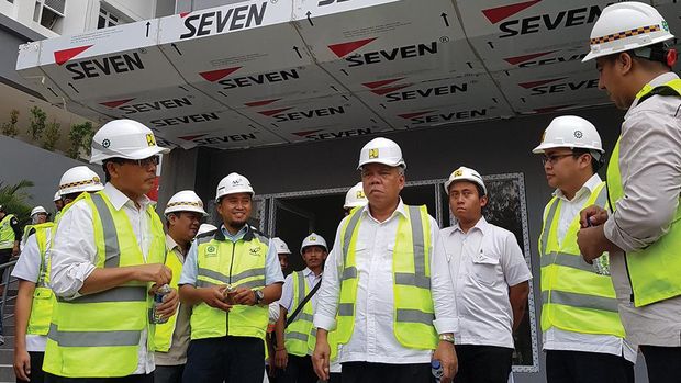 Kementerian PUPR Basuki Hadimuljono sedang melakukan inspeksi pembangunan rusun untuk wisma atlet Asian Games 2018. (