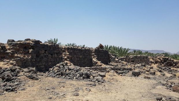 Benteng Ka'b bin al-Ashraf ada di pinggiran Kota Madinah. Tembok benteng setebal 1,2 meter. Hanya beberapa bagian saja yang kokoh berdiri, sisanya tinggal reruntuhan.