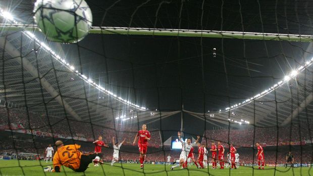 Momen gol keberuntungan Filippo Inzaghi ke gawang Liverpool di final Liga Champions 2007.