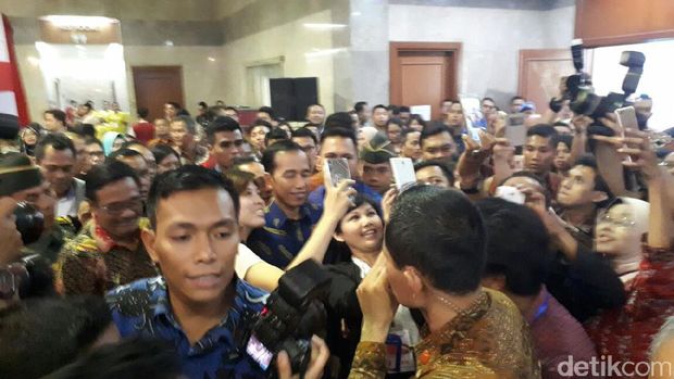 Keliling Pameran Perumahan, Jokowi Kaprikornus Sasaran <i>Selfie</i>