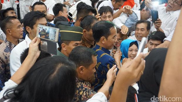 Jokowi Duet dengan Edo Kondologit Nyanyi 'Pancasila Rumah 