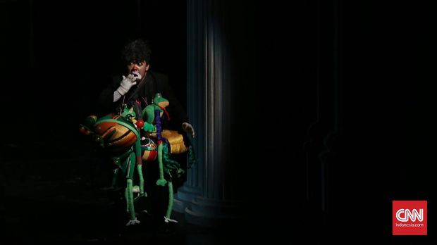 Seperti biasa, meski tanpa tarian khas Teater Koma, pentas kali itu tetap sarat kritik sosial.