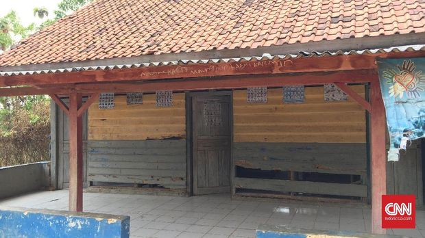 Suasana sekolah SD Mulyasejati IV, dusun Sukamulya, Desa Mulyasejati, Kabupaten Karawang. SD ini tidak dilengkapi listrik dan hanya terdiri dari tiga bilik.
