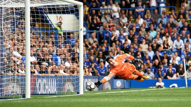 Kiper Chelsea Thibaut Courtois tak mampu menggapai tembakan Samuel Vokes.