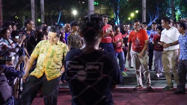 Warga Antusias Tunggu Peresmian Air Mancur Menari di Monas