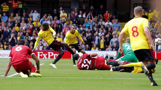 Abdoulaye Doucoure (kiri) mencetak gol kedua Watford.
