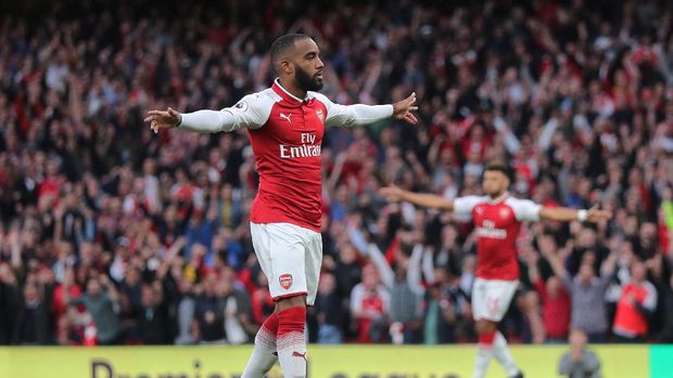 Alexandre Lacazette sukses mencetak gol debut di Liga Primer ke gawang Leicester City.