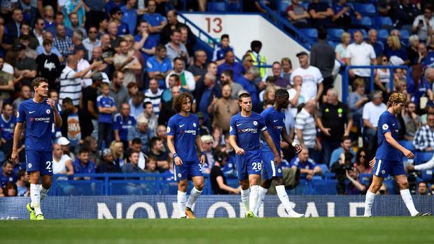 Para penggawa Chelsea tertunduk lesu setelah tertinggal 0-3 dari Burnley.