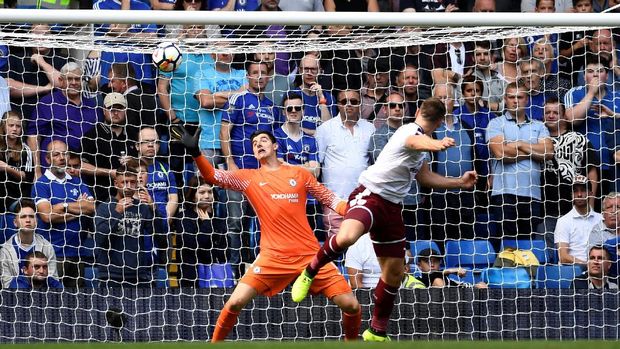 Sam Vokes sukses mencetak gol ketiga Burnley ke gawang Chelsea. Ini menjadi gol kedua bagi Vokes di babak pertama.