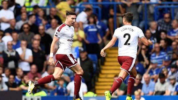 Stephen Ward (kiri) sukses mencetak gol indah ke gawang Chelsea.