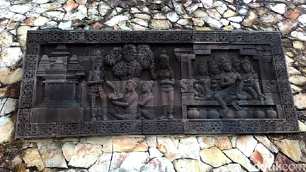 Relief pada dinding vihara