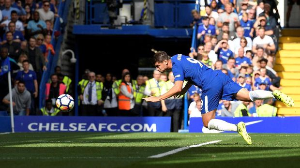 Alvaro Morata mencetak gol perdana di Liga Primer Inggris ke gawang Burnley.