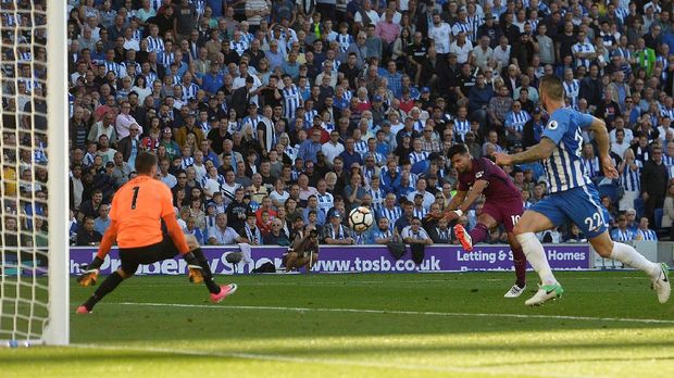 Sergio Aguero mencetak gol pembuka kemenangan Manchester City atas Brighton and Holve Albion.