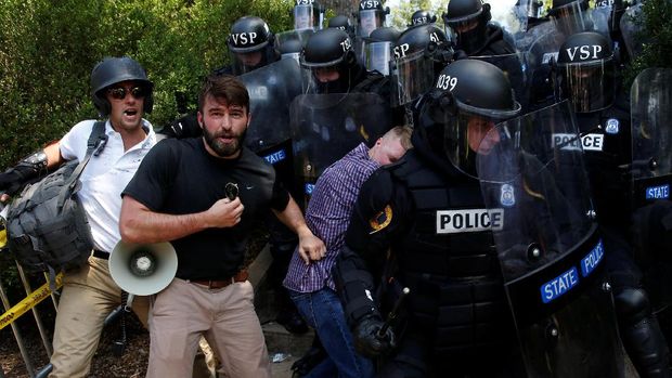 Polisi menerjunkan seribu personel untuk mengamankan bentrok di Charlottesville.
