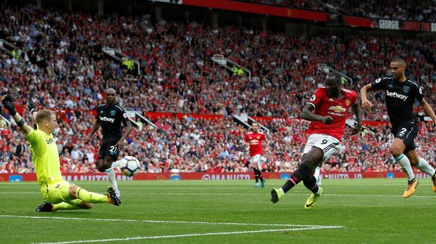 Romelu Lukaku mencetak gol pembuka keunggulan Manchester United atas West Ham.