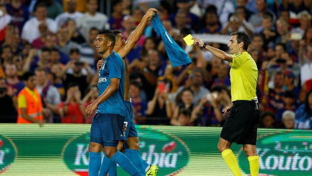 Cristiano Ronaldo mendapat kartu kuning karena melepas jersey seusai mencetak gol ke gawang Barcelona.