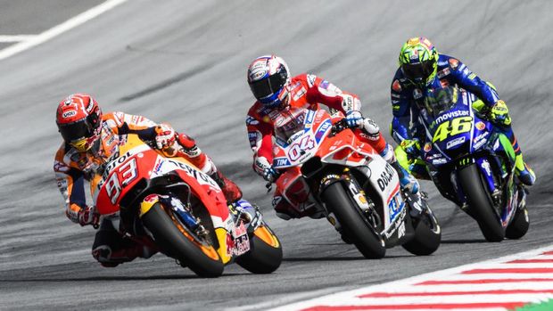 Valentino Rossi (kanan) menganggap persaingan Marc Marquez dan Andrea Dovizioso bagus untuk MotoGP.