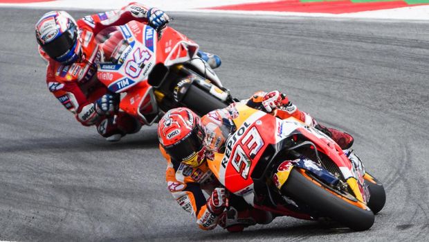 Dovizioso kesulitan bersaing dengan Marquez di tikungan.