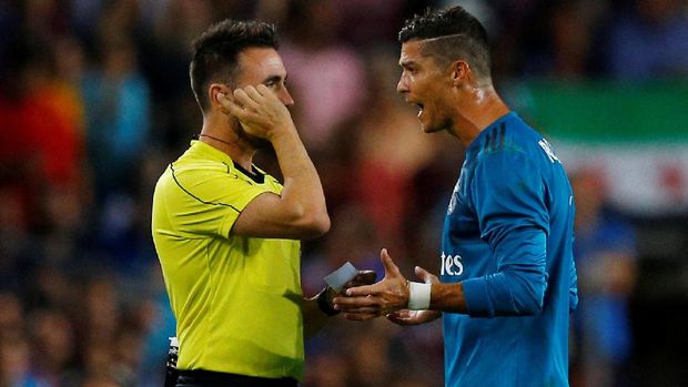 Cristiano Ronaldo memprotes keputusan wasit.