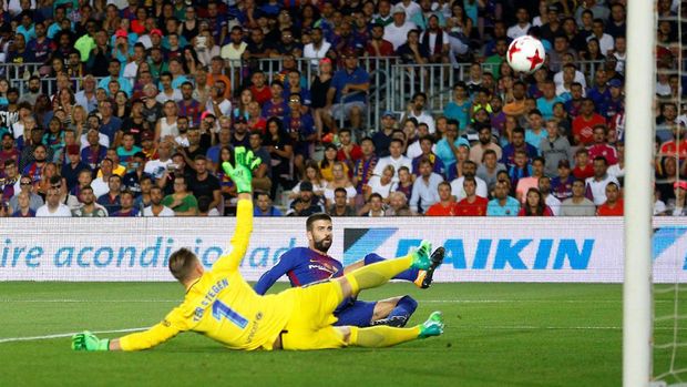 Gerard Pique membuat blunder ke gawang sendiri. Barcelona kalah 1-3 dari Real Madrid di Camp Nou.