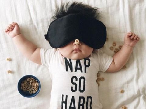 Laura Izimikawa membuat foto lucu saat bayinya tidur/