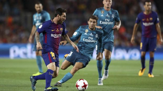 Lionel Messi lebih dulu merayakan gol dengan melepas kostum saat menghadapi Real Madrid di Santiago Bernabeu musim lalu.