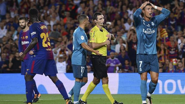 Cristiano Ronaldo dianggap wasit melakukan diving.