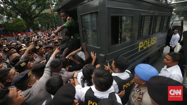 Memaksa Demo di Istana, Aktivis Papua Ditangkap