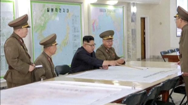Kim Jong-un menunjuk sebuah titik di peta rencana serangan.