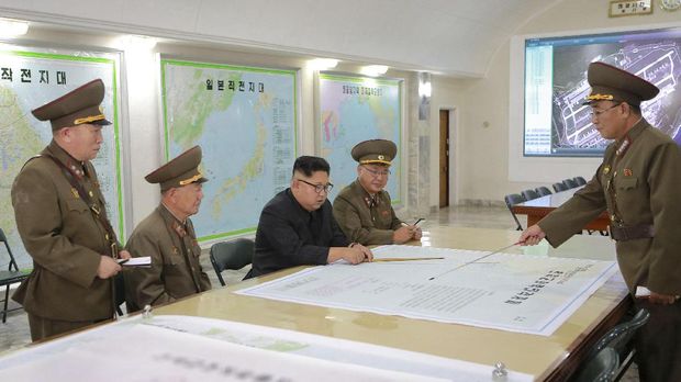 Pemimpin Korea Utara Kim Jong-un menunjuk wilayah Guam yang mengungkap detail peluncuran rudal balistik ke wilayah AS.